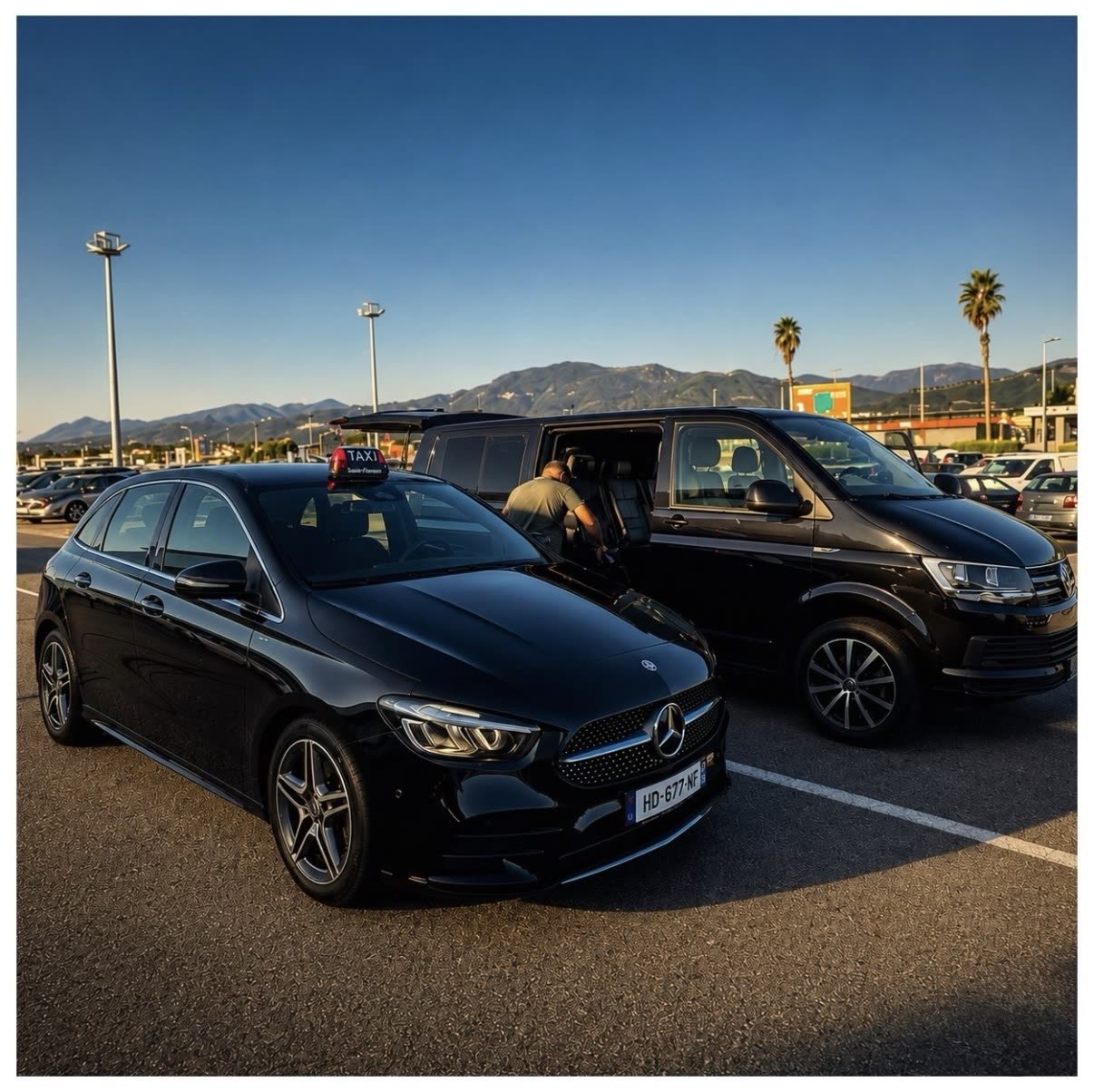 Les deux véhicules Taxi Bonavita — berline Mercedes et van 7 places — à l'aéroport de Bastia